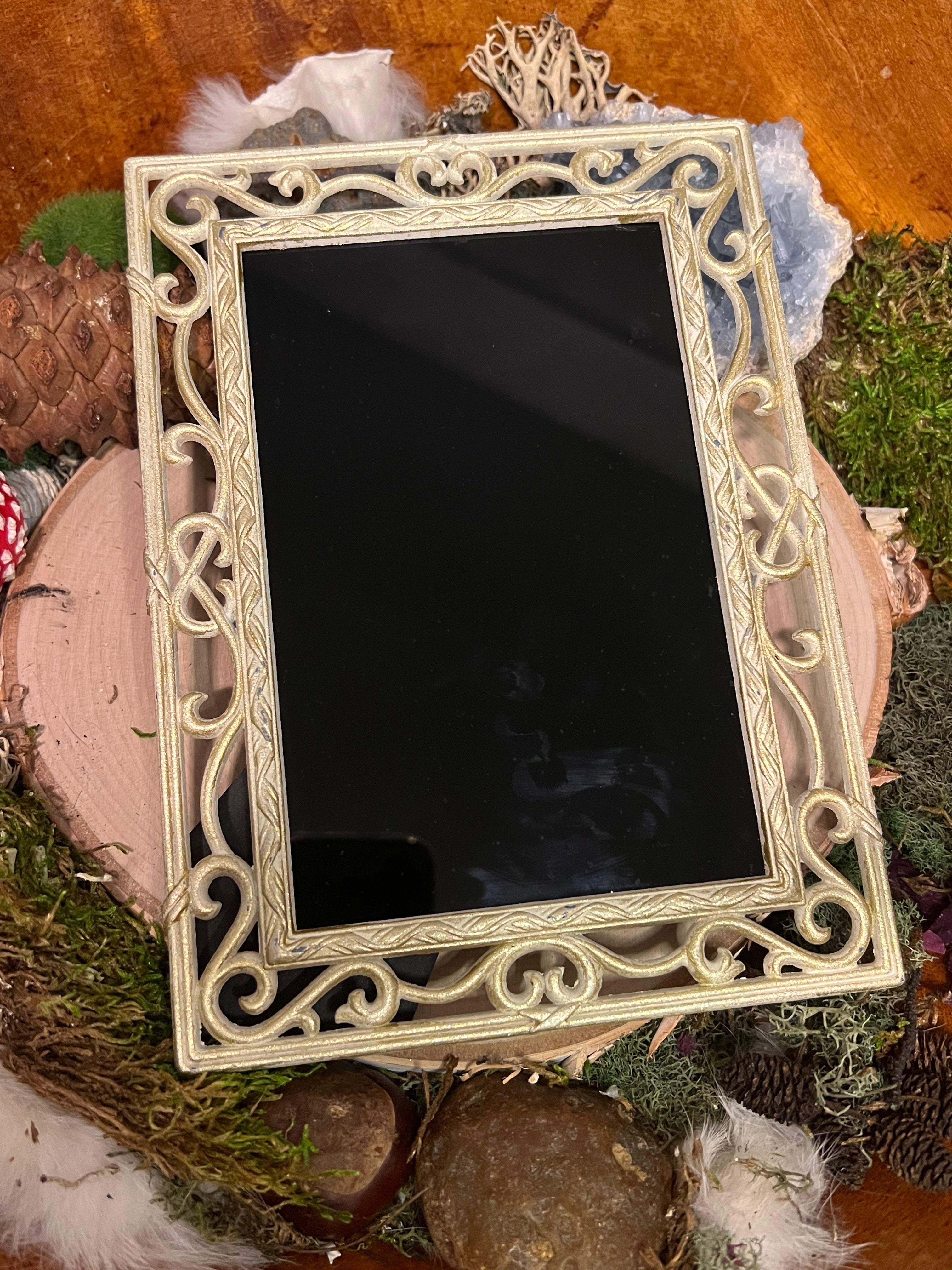 Familiar Labyrinth Scrying Mirror